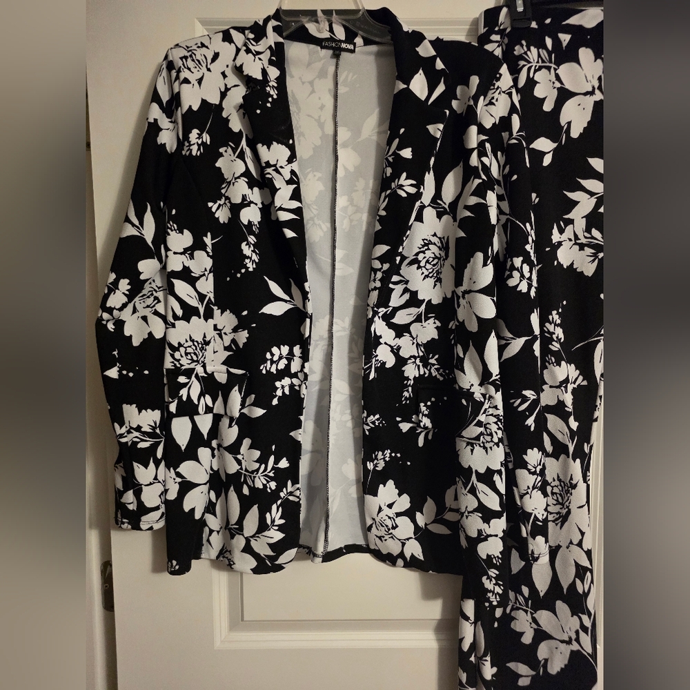 Fashion Nova Black and White Floral Pants and Blazer set, XL